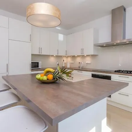 B Spacious Holiday Home Turanj
