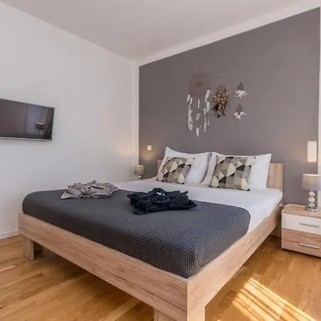 B Spacious Holiday Home Turanj * Turanj