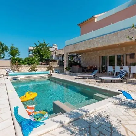 B Spacious Holiday Home Turanj Holiday home *