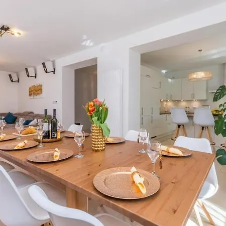 B Spacious Holiday Home Turanj Holiday home Turanj