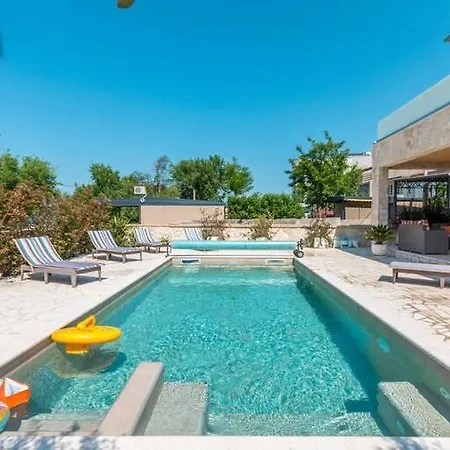 B Spacious Holiday Home Turanj