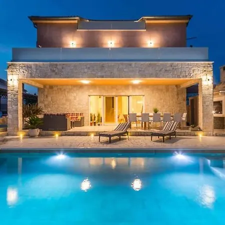 B Spacious Holiday Home Turanj * Turanj