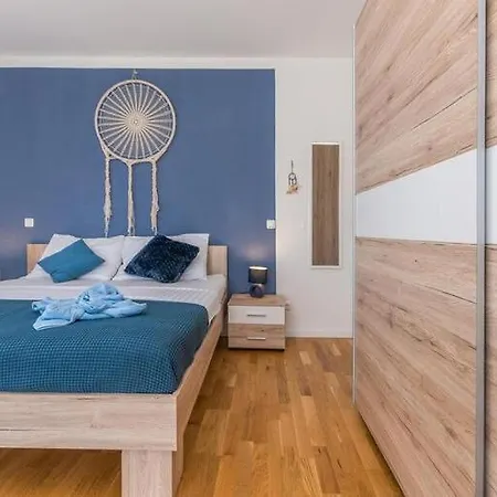 B Spacious Holiday Home Turanj
